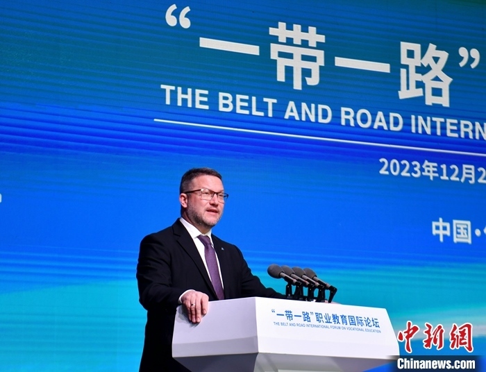 圖為活動現(xiàn)場歐洲議會交通旅游委員會副主席烏伊海依·伊什特萬致辭。 中新社記者 韓冰 攝