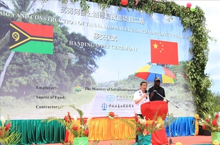 2023年12月18日，中國駐瓦努阿圖大使李名剛在瓦努阿圖公路項目二期馬勒庫拉段的移交儀式上發(fā)表致辭。人民網(wǎng) 賀吉攝