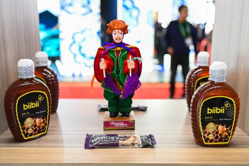 2023年11月8日在第六屆進博會上拍攝的尼加拉瓜蜂蜜產品。