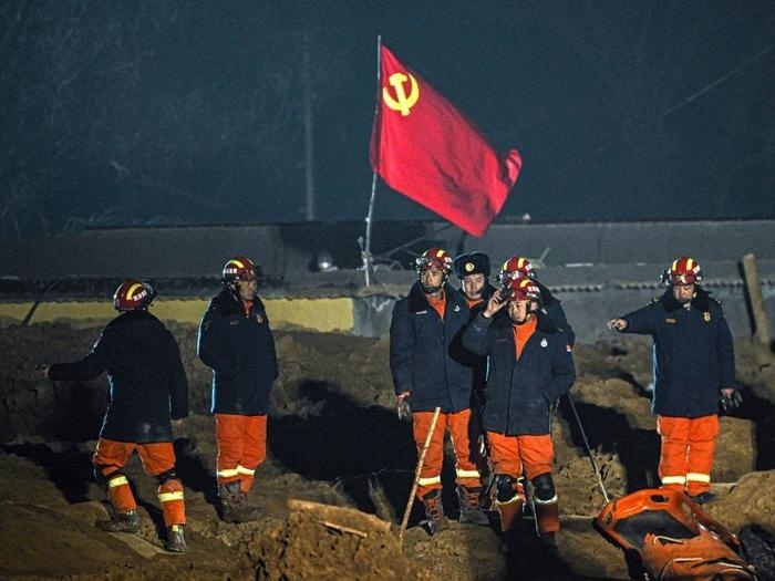 2023年12月21日，救援隊員在青海省海東市民和回族土族自治縣中川鄉(xiāng)金田村現(xiàn)場救援。新華社記者 張龍 攝