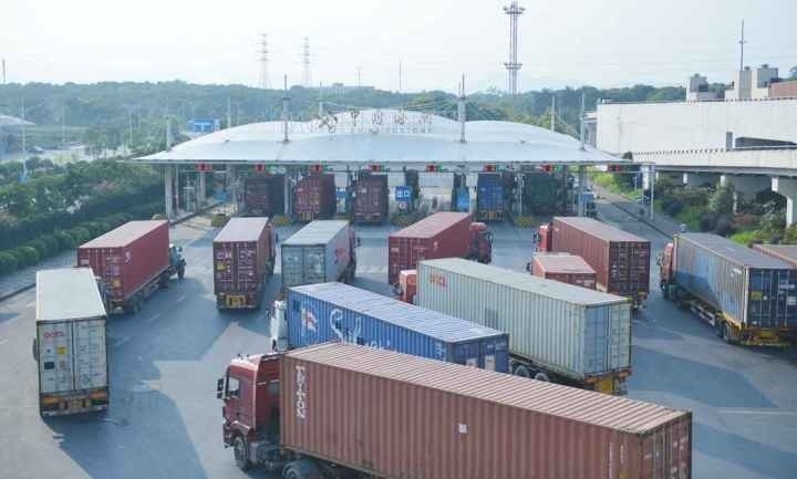 義烏海關(guān)排隊等待出關(guān)的車輛。共享聯(lián)盟·義烏 吳峰宇 攝