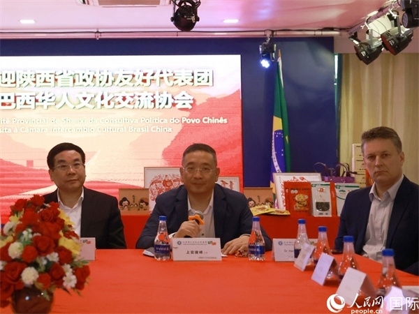 巴西華人文化交流協(xié)會主席上官建峰（中）在座談會上發(fā)言。人民網(wǎng)記者 陳海琪攝