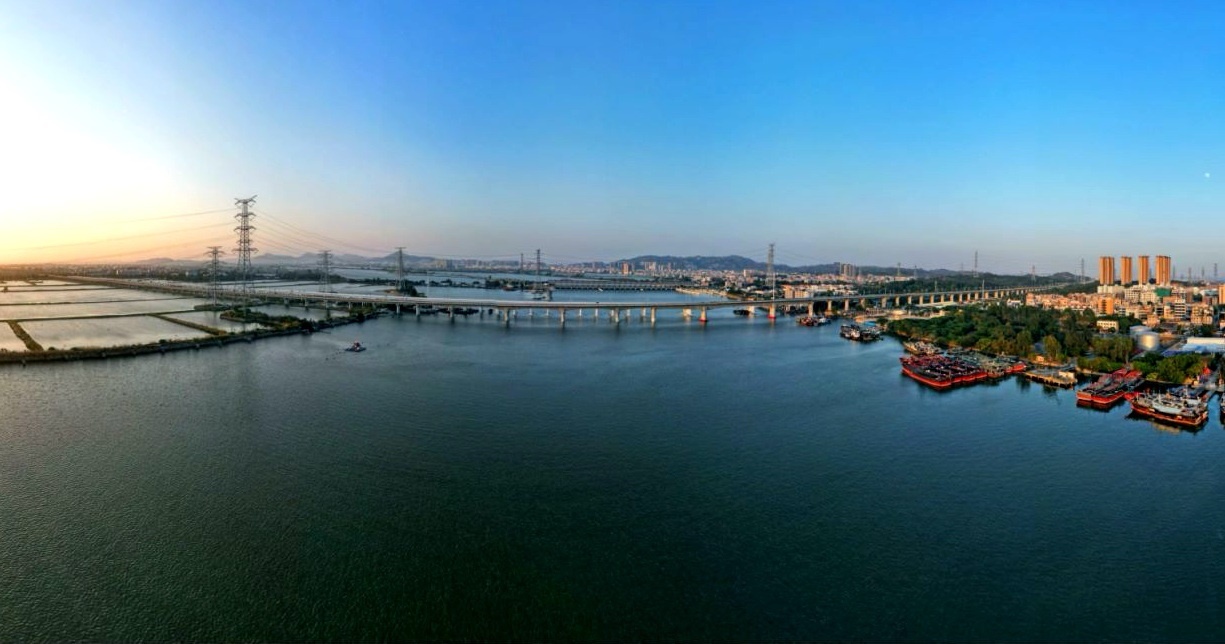 汕汕鐵路練特江大橋。國鐵集團供圖