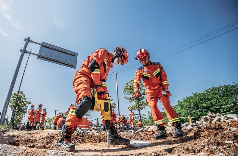 周彩琪和隊友在救援現(xiàn)場。受訪者供圖