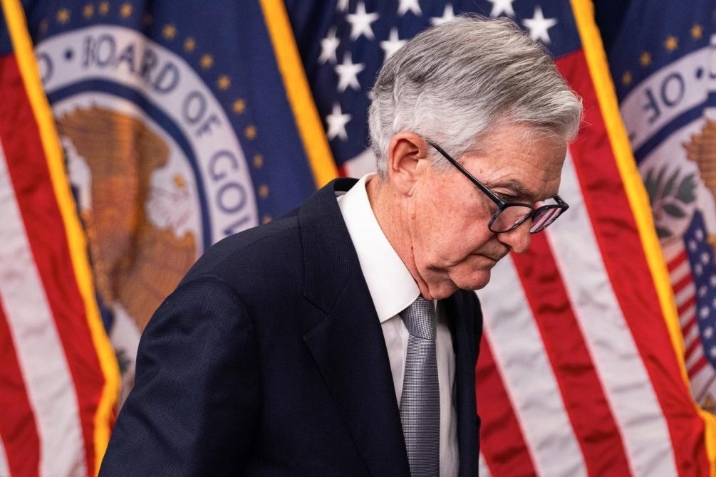 11月1日，美國聯(lián)邦儲備委員會主席鮑威爾在華盛頓出席記者會。新華社發(fā)（亞倫攝）