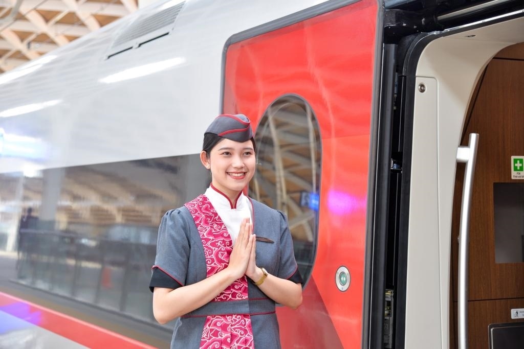 12月12日，乘務(wù)人員在印度尼西亞雅加達的哈利姆車站站臺歡迎乘坐雅萬高鐵的乘客。新華社記者徐欽攝