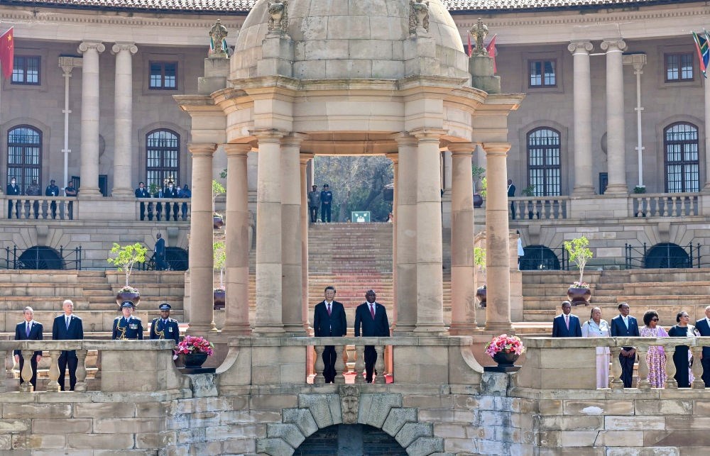 當(dāng)?shù)貢r(shí)間8月22日上午，正在南非進(jìn)行國(guó)事訪問的國(guó)家主席習(xí)近平在比勒陀利亞總統(tǒng)府同南非總統(tǒng)拉馬福薩會(huì)談。會(huì)談前，拉馬福薩在總統(tǒng)府廣場(chǎng)為習(xí)近平舉行歡迎儀式。新華社記者 殷博古 攝