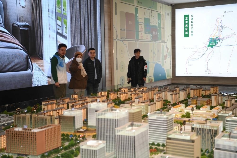 購(gòu)房者在河北雄安新區(qū)某項(xiàng)目售樓部查看沙盤（2月25日攝）。新華社記者 朱旭東 攝