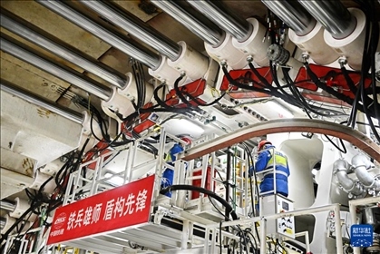 12月30日，中鐵十四局技術(shù)人員在盾構(gòu)掘進(jìn)開始前檢查“海天號”盾構(gòu)機(jī)。新華社記者 李紫恒 攝