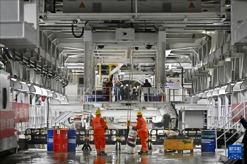 12月30日，建設(shè)者在青島膠州灣第二隧道工程南線主線隧道盾構(gòu)掘進(jìn)現(xiàn)場作業(yè)。新華社記者 李紫恒 攝