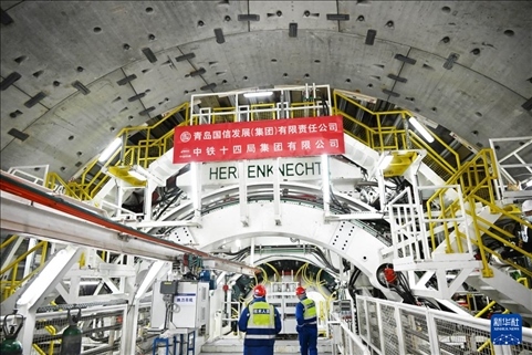 12月30日，中鐵十四局技術(shù)人員在盾構(gòu)掘進(jìn)開始前檢查“海天號”盾構(gòu)機(jī)。新華社記者 李紫恒 攝