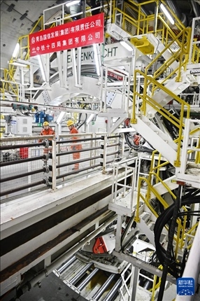 12月30日，建設(shè)者在青島膠州灣第二隧道工程南線主線隧道盾構(gòu)掘進(jìn)現(xiàn)場作業(yè)。新華社記者 李紫恒 攝