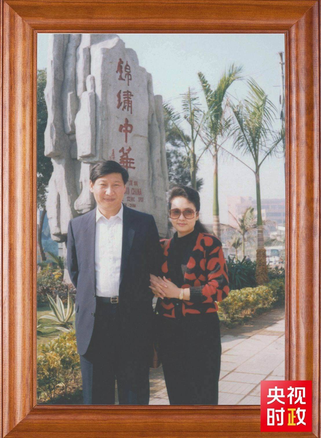△這是習(xí)近平和夫人彭麗媛的合影。這張照片第一次出現(xiàn)在他的書架上。