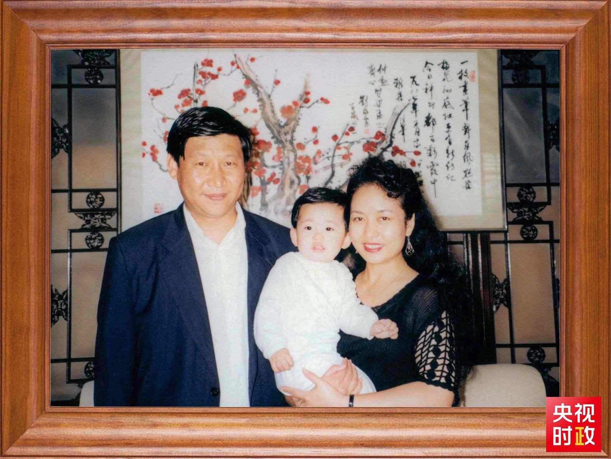 △這是習(xí)近平一家三口的合影。這張照片第一次出現(xiàn)在他的書架上。