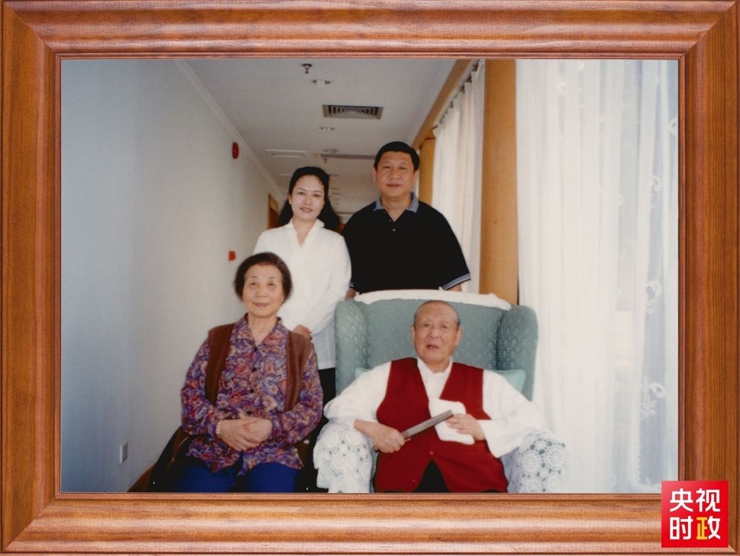 △這是習(xí)近平夫婦同父親習(xí)仲勛、母親齊心的合影。這張照片第一次出現(xiàn)在他的書架上。