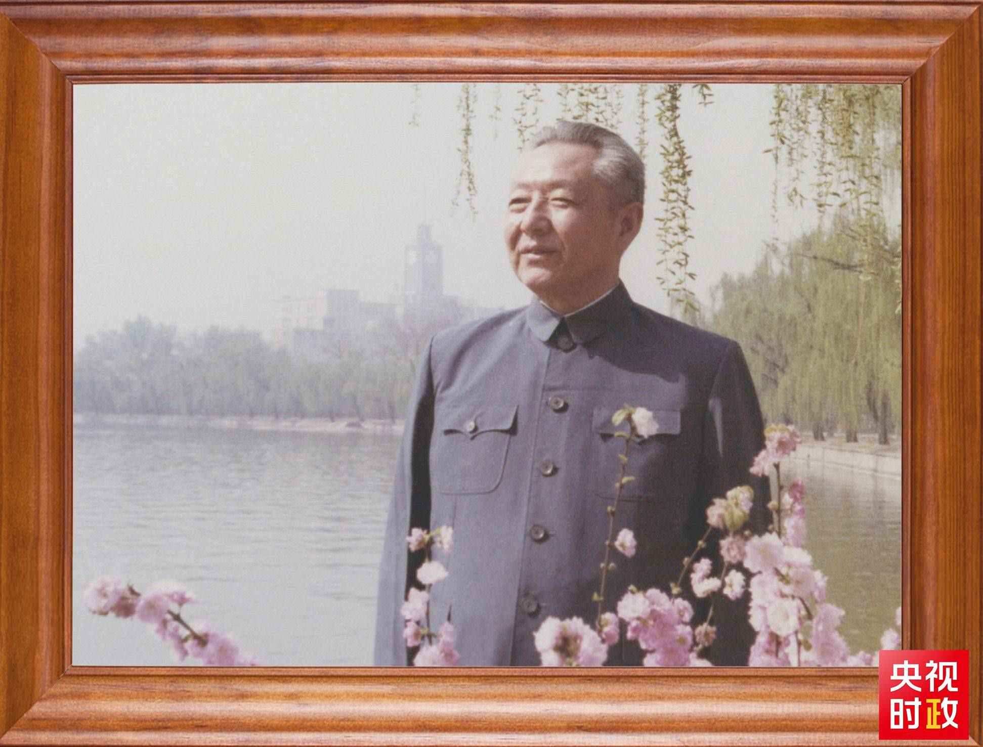 △這是習(xí)近平父親習(xí)仲勛同志的照片。2023年10月15日，是習(xí)仲勛同志誕辰110周年紀(jì)念日。這張照片第一次出現(xiàn)在他的書架上。