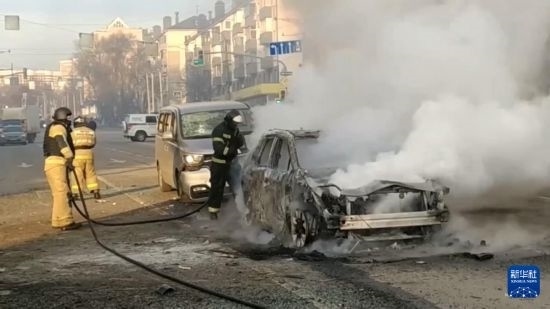 這張俄羅斯緊急情況部12月30日發(fā)布的視頻截圖顯示，在俄羅斯別爾哥羅德市，工作人員在現(xiàn)場救援。新華社發(fā)