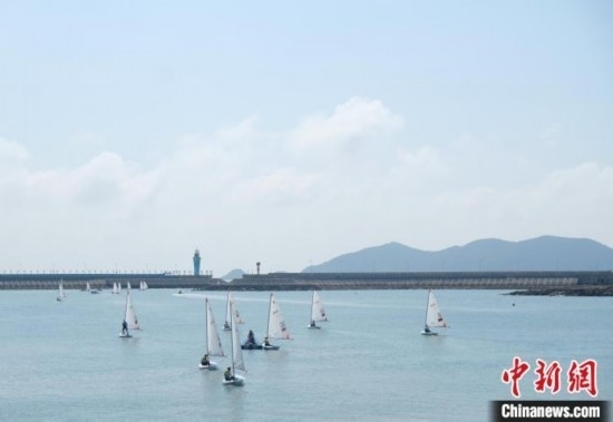 浙江象山，杭州亞運(yùn)會(huì)帆船項(xiàng)目運(yùn)動(dòng)員揚(yáng)帆起航。林波 攝