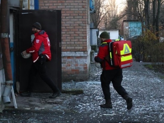  2023年11月25日，烏克蘭紅十字會(huì)救援人員在基輔市一棟遭空襲的居民樓實(shí)施清理和救助工作。新華社發(fā)（羅曼·佩圖什科夫攝）