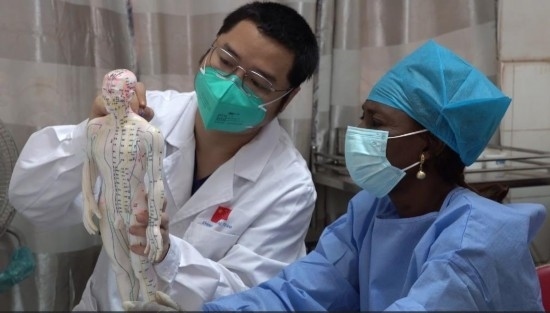 嘉興市中醫(yī)醫(yī)院郝亞波給當(dāng)?shù)刂种v解中醫(yī)經(jīng)絡(luò)。新華社發(fā)