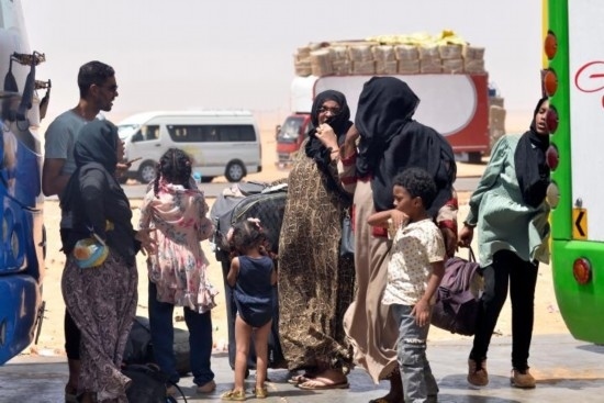  2023年4月27日，在埃及南部與蘇丹交界的阿爾根邊境口岸，人們離開蘇丹進(jìn)入埃及境內(nèi)。新華社發(fā)（拉德萬(wàn)攝）