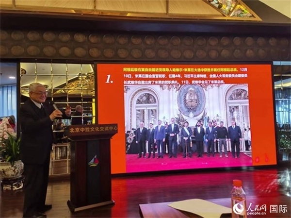 中國社會科學(xué)院榮譽(yù)學(xué)部委員、研究員徐世澄就評選結(jié)果進(jìn)行點(diǎn)評。人民網(wǎng)記者 魯揚(yáng)攝