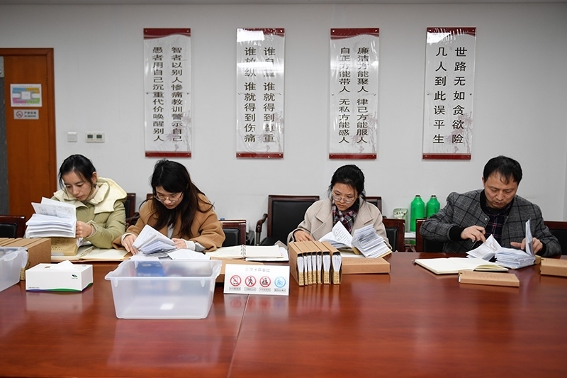 2020年1月8日，浙江寧波市北侖區(qū)紀(jì)委工作人員在檢查北侖區(qū)大數(shù)據(jù)發(fā)展管理中心2019年的公款消費(fèi)票據(jù)，查找是否存在違規(guī)問(wèn)題。