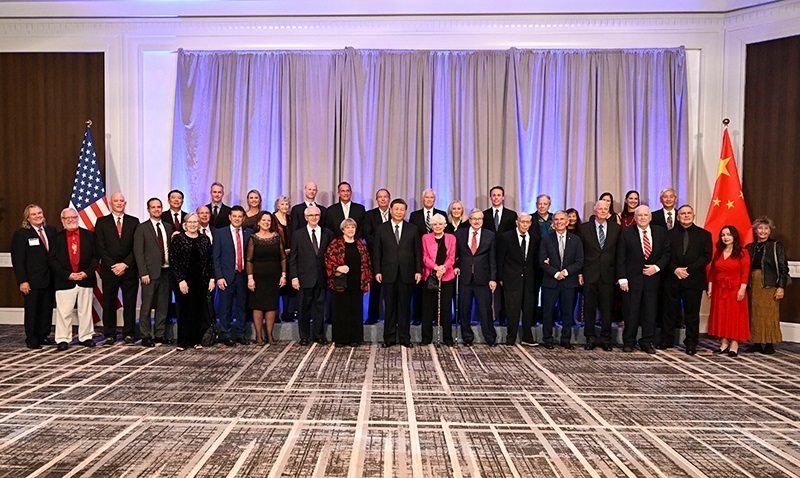 這是美國友好團(tuán)體聯(lián)合歡迎宴會開始前，習(xí)近平主席會見飛虎隊(duì)和史迪威將軍后人、鼓嶺、艾奧瓦州、華盛頓州等方面友好人士代表，同他們親切交談并合影留念。