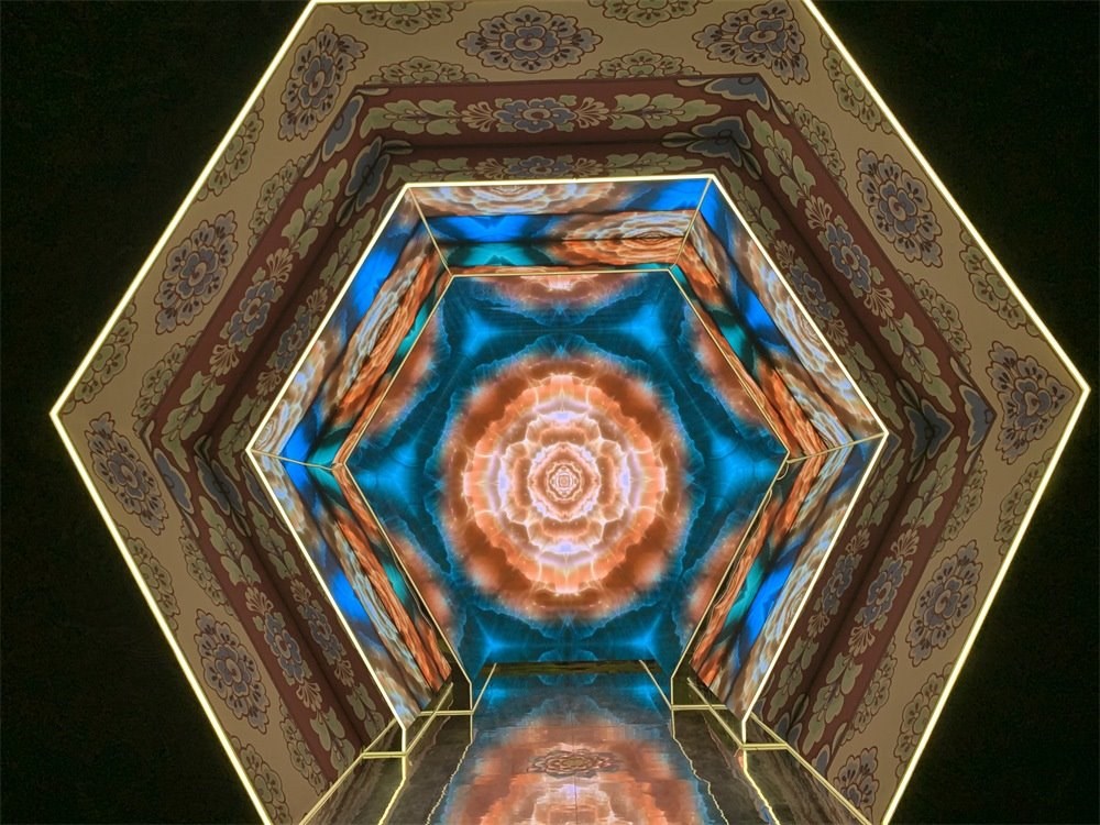 中國(guó)國(guó)家博物館“華彩萬(wàn)象——石窟藝術(shù)沉浸體驗(yàn)”現(xiàn)場(chǎng)。人民網(wǎng)記者 韋衍行攝