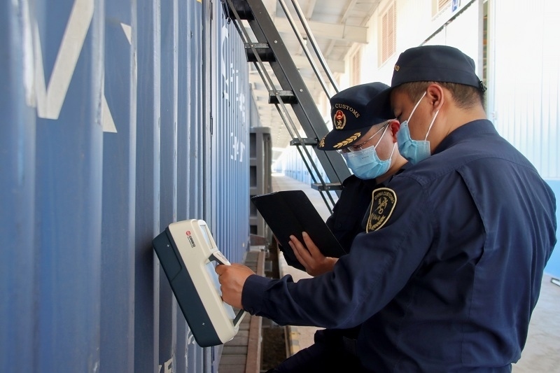 海關(guān)關(guān)員使用手持式輻射探測儀對中老鐵路入境貨物進行檢測。張釋巍攝