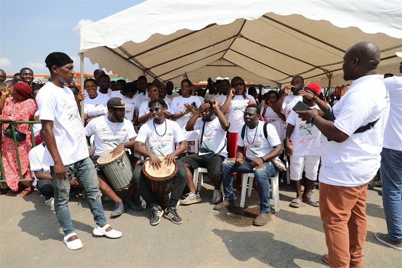 當?shù)孛癖姂c祝通車。中建國際中西非公司供圖。