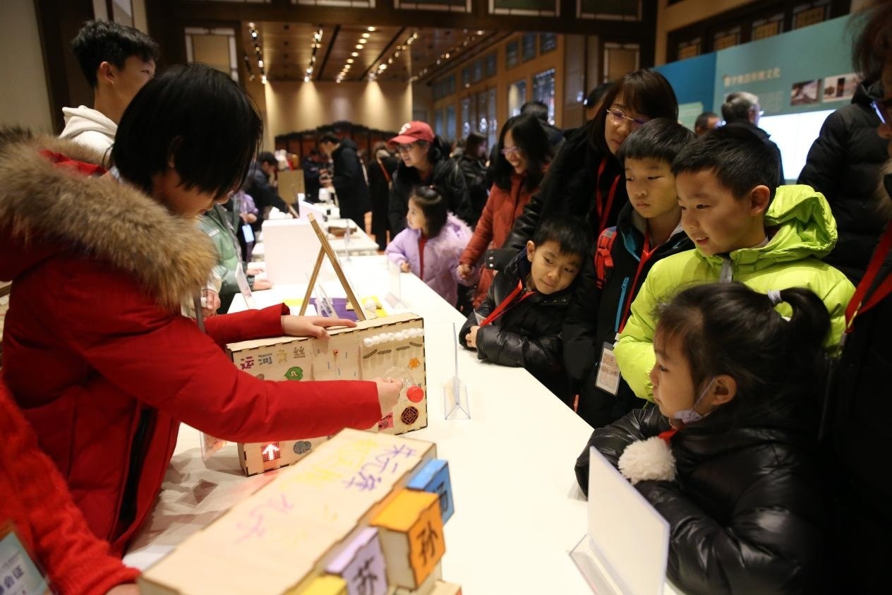 學生現(xiàn)場演示科創(chuàng)作品。主辦方供圖