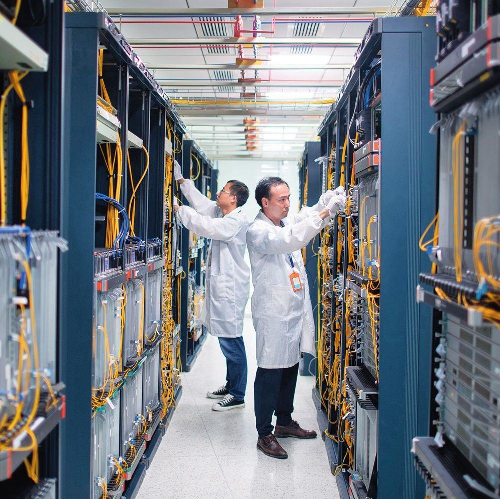 在位于武漢中國光谷的光電器件研發(fā)制造商——武漢光迅科技股份有限公司生產(chǎn)車間內，技術人員在光模塊生產(chǎn)線作業(yè)（2023年4月11日攝）。程敏攝/本刊