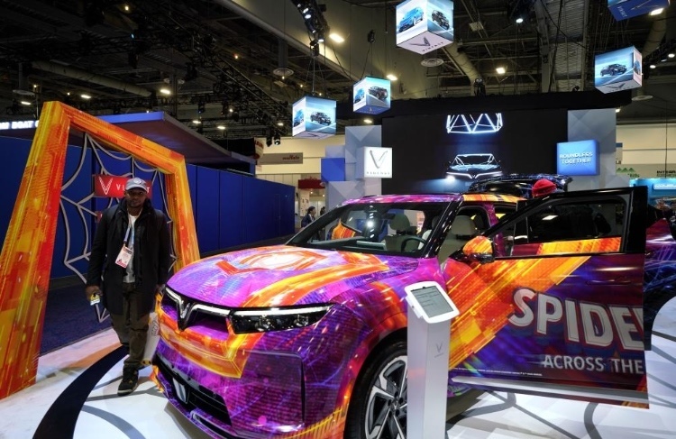 1月11日，人們?cè)诿绹咕S加斯消費(fèi)電子展越南電動(dòng)汽車制造商VinFast展臺(tái)參觀。新華社記者吳曉凌攝