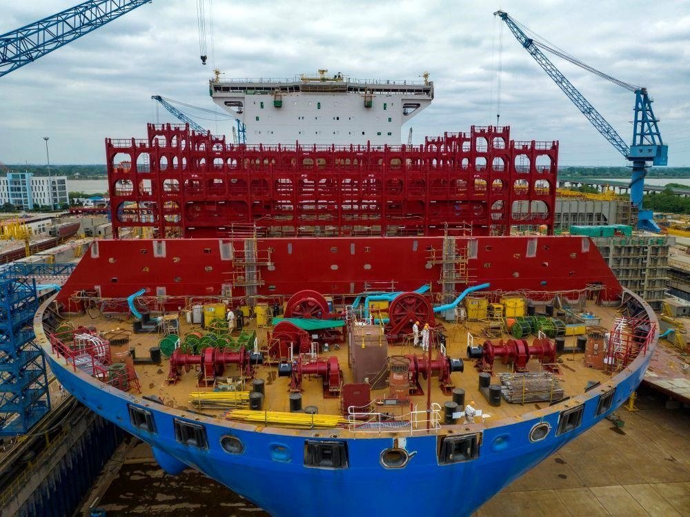 △2023年5月7日，江蘇揚(yáng)州中遠(yuǎn)海運(yùn)重工有限公司工人在作業(yè)。