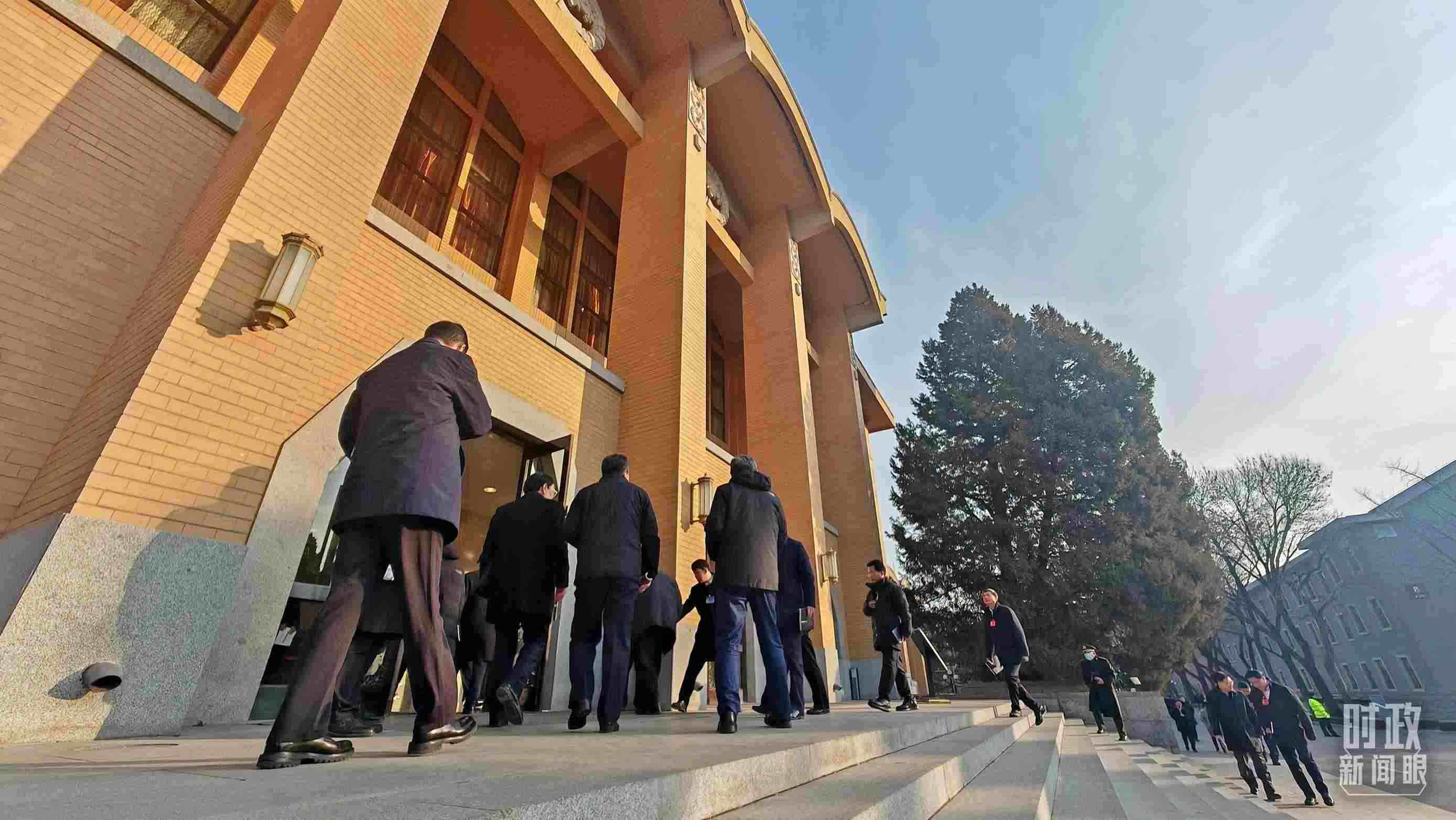 △省部級主要領(lǐng)導(dǎo)干部推動金融高質(zhì)量發(fā)展專題研討班的學(xué)員們正在進(jìn)入會場。（總臺央視記者王策拍攝）