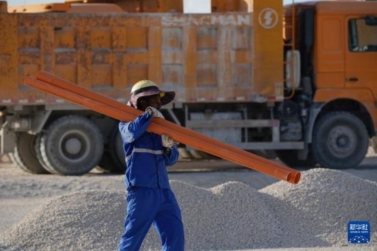 1月18日，工作人員在瑙魯艾沃港碼頭升級(jí)改造項(xiàng)目工地工作。新華社記者 王申 攝