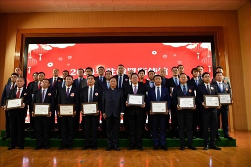 張漢暉為獲獎單位和個人頒發(fā)獎狀。駐俄羅斯使館供圖