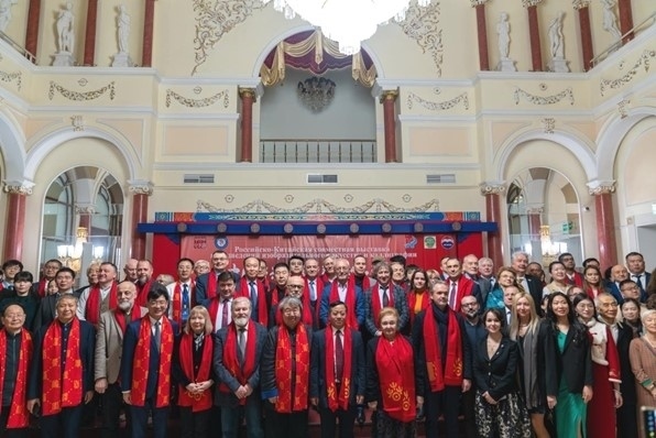 中俄書法美術(shù)作品聯(lián)展與會(huì)來賓共同合影留念。駐俄羅斯使館供圖