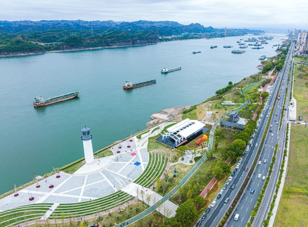 △湖北宜昌市濱江公園燈塔廣場(chǎng)。該廣場(chǎng)是在實(shí)施岸線(xiàn)復(fù)綠等綜合措施后，由老舊碼頭改造而成。