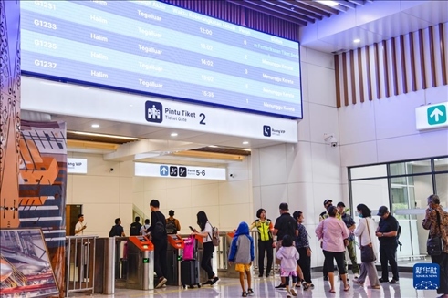 1月24日，在印度尼西亞雅加達(dá)哈利姆站候車大廳，乘客刷票前往站臺。新華社記者 徐欽 攝