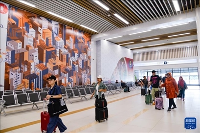 1月24日，在印度尼西亞雅加達(dá)哈利姆站，乘客在候車大廳內(nèi)行走。新華社記者 徐欽 攝