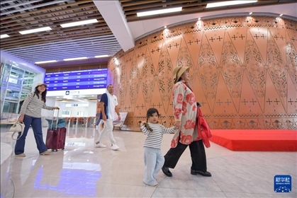 1月24日，在印度尼西亞雅加達(dá)哈利姆站，乘客在候車大廳內(nèi)行走。新華社記者 徐欽 攝