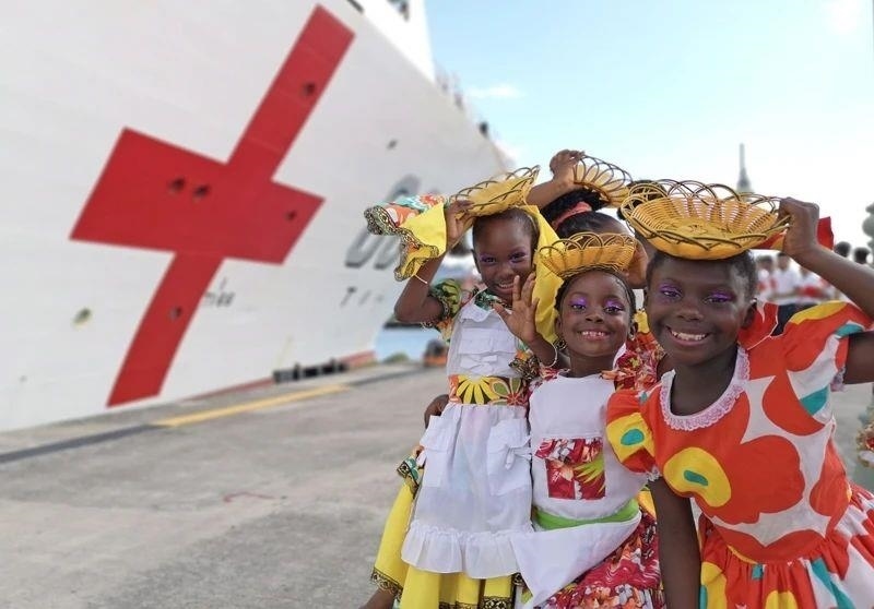 2018年10月，在安提瓜和巴布達(dá)首都圣約翰，當(dāng)?shù)匦∨笥焉泶﹤鹘y(tǒng)服裝歡迎中國海軍“和平方舟”醫(yī)院船首次到訪。