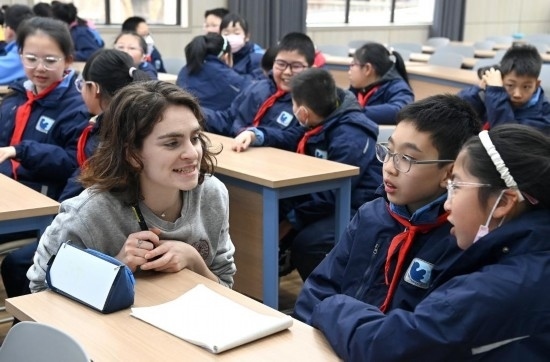  2023年12月18日，在西安新城區(qū)后宰門小學(xué)進(jìn)行的中法校園文化周法語語言沙龍上，西安法語聯(lián)盟的老師與學(xué)生進(jìn)行互動(dòng)。新華社記者 劉瀟 攝