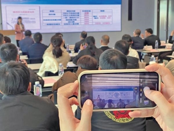 1月2日，“百團(tuán)千企出海拓市場(chǎng)增訂單”行動(dòng)啟動(dòng)。蔣文廣 攝