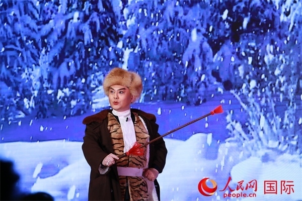 現(xiàn)代京劇《智取威虎山》選段《打虎上山》。人民網(wǎng) 許可攝