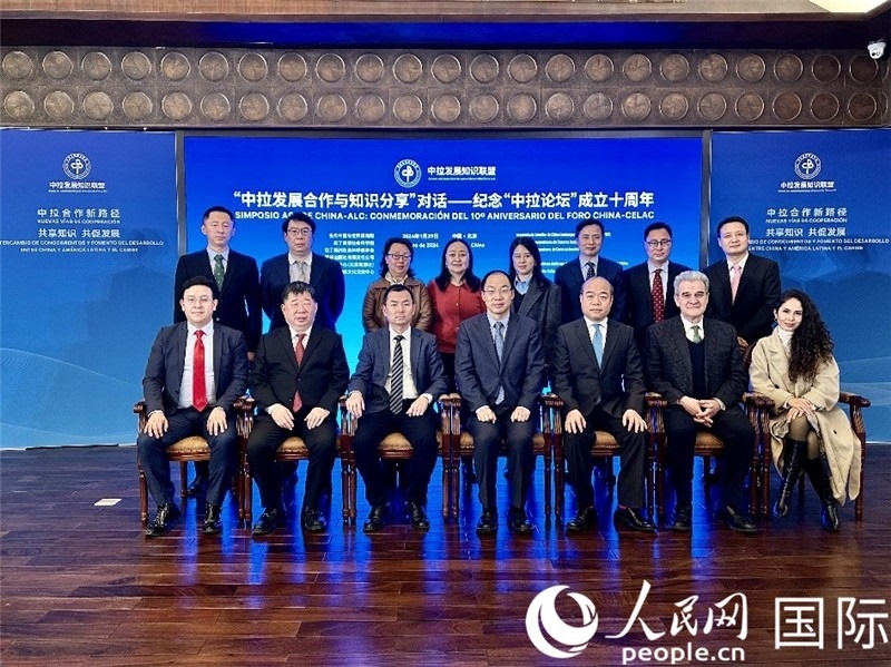 與會嘉賓合影留念。人民網(wǎng)記者 周雨攝