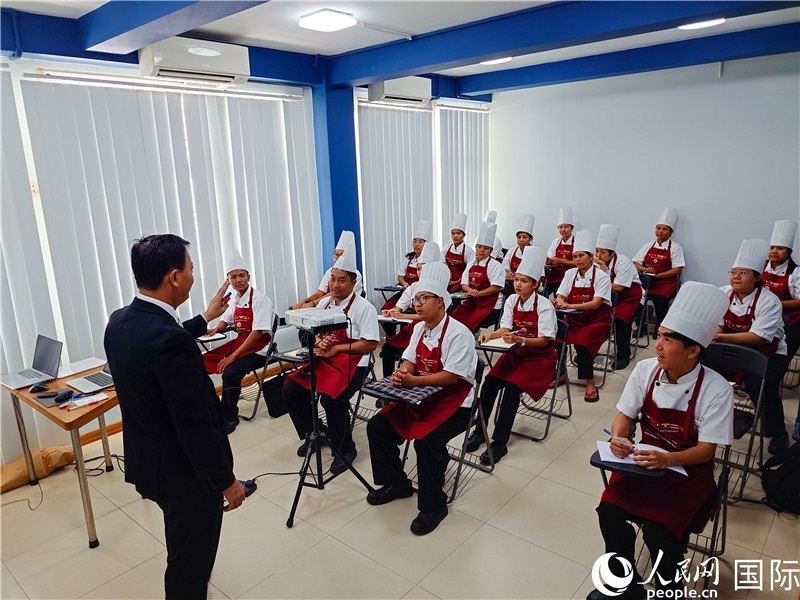 教師向?qū)W員授課。人民網(wǎng)記者 謝佳君攝