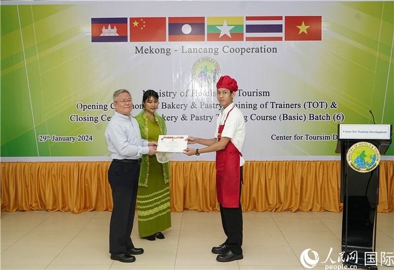 潘峰參贊向?qū)W員頒發(fā)證書。人民網(wǎng)記者 謝佳君攝